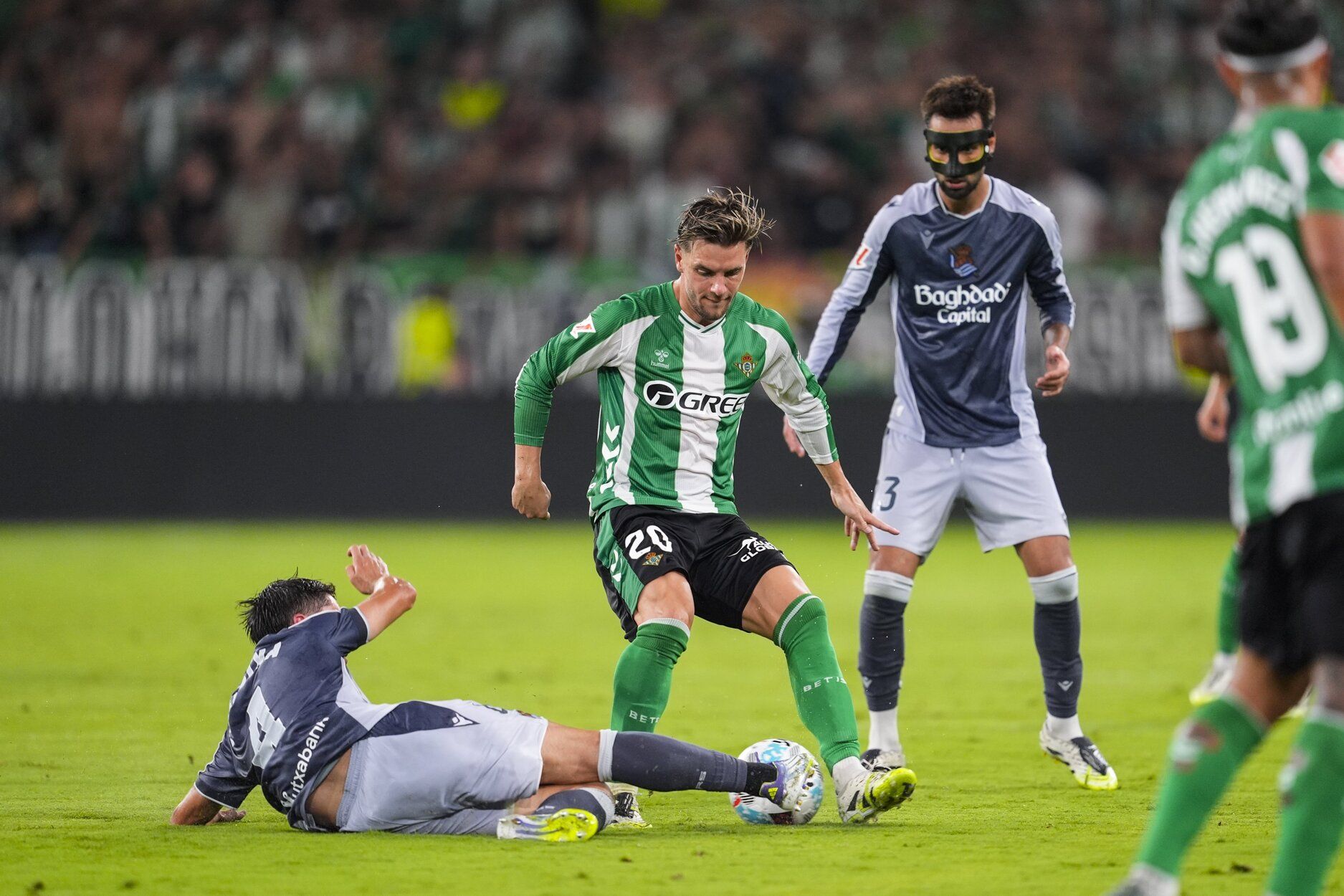 Gorrotxategi trata de arrebatar un balón al bético Lo Celso, en presencia de Brais.