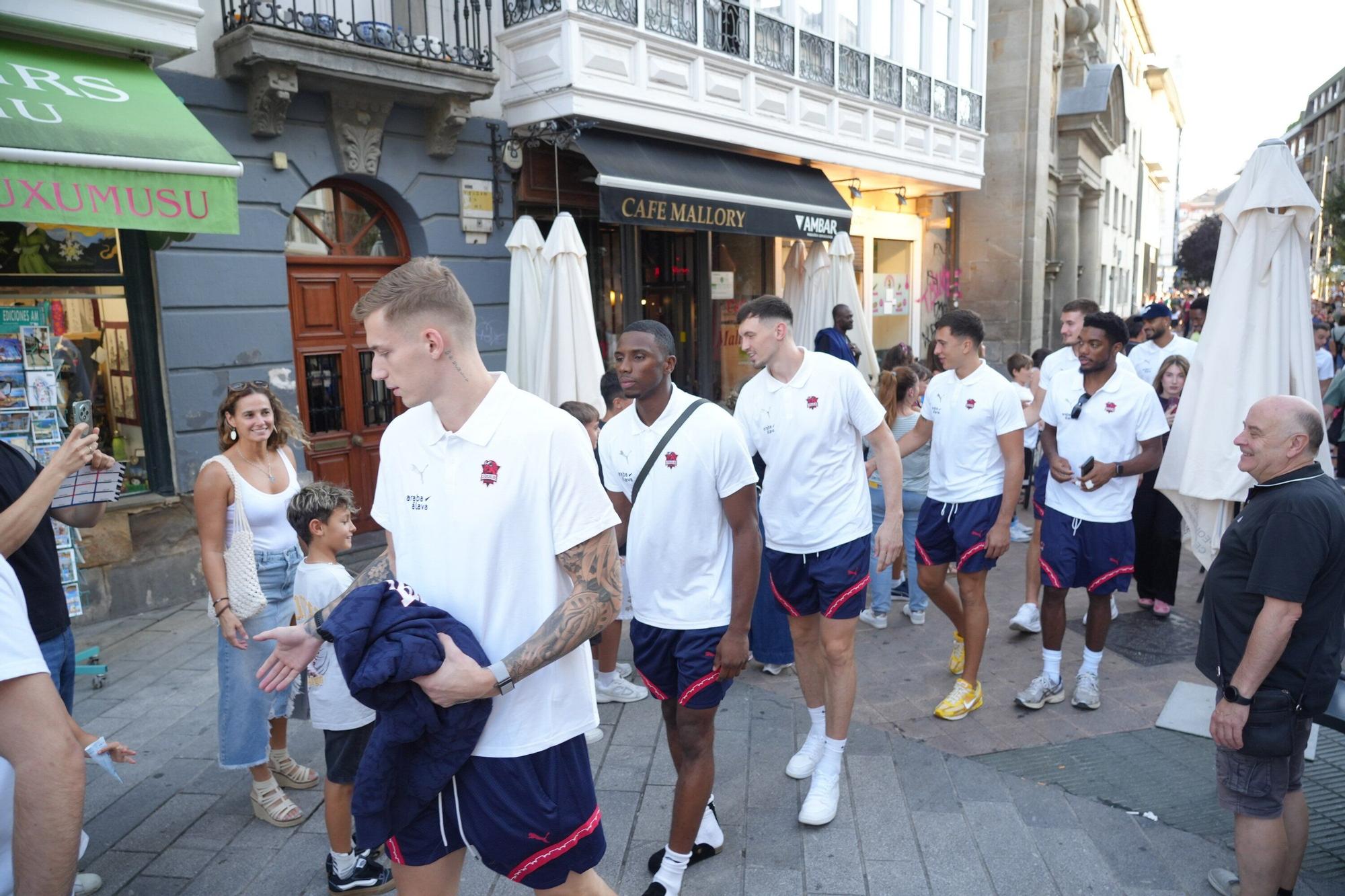 En imágenes: El Baskonia se da un baño de masas en la firma de autógrafos