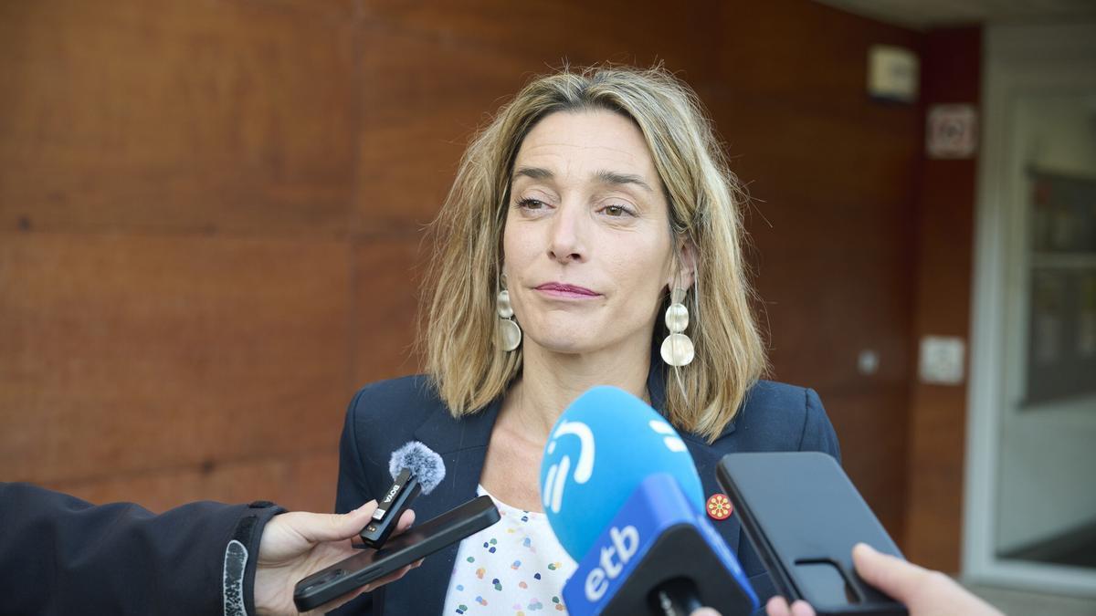 Miren Zabaleta, coordinadora de EH Bildu en Navarra, atiende a los medios.