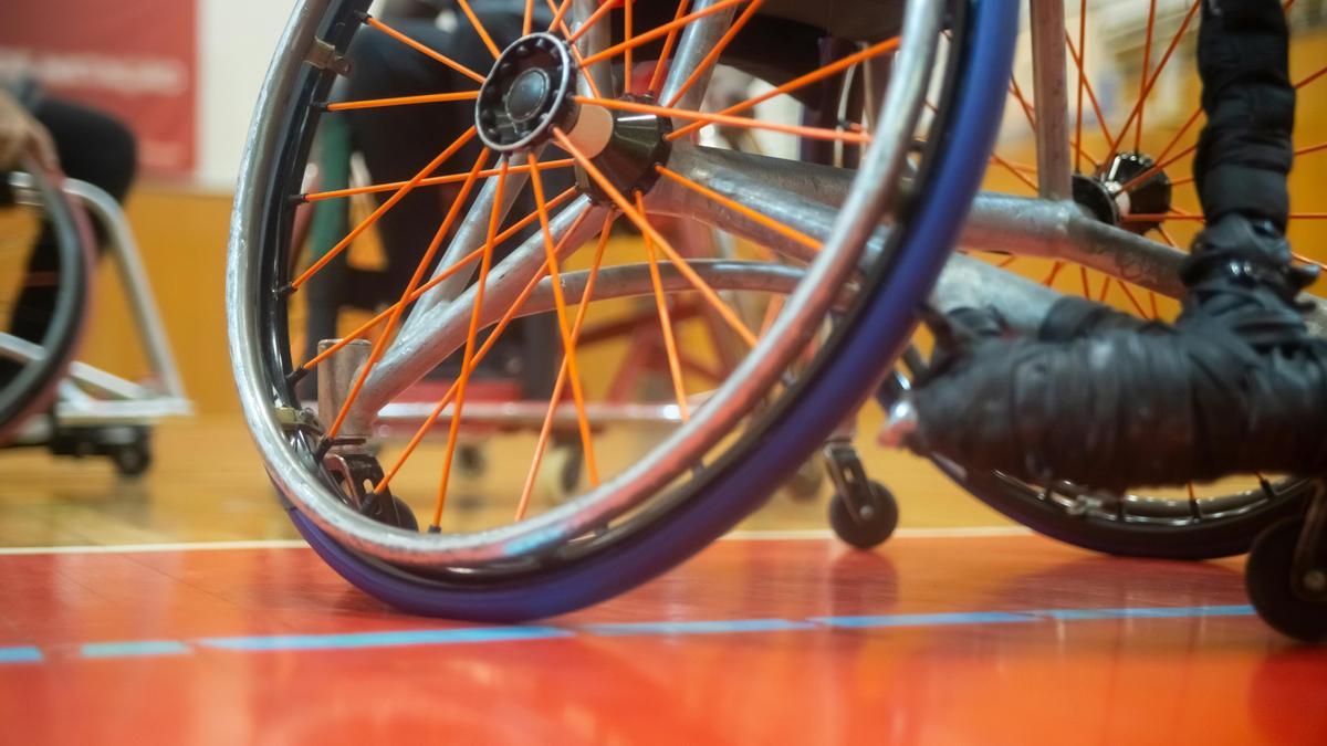 Una silla de ruedas en un pabellón deportivo.