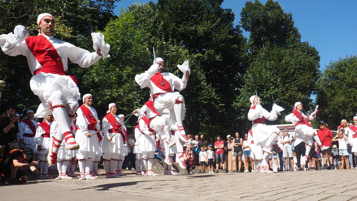 Kezka dantza taldeko dantzariak Arrateko Ezpata-dantzan.