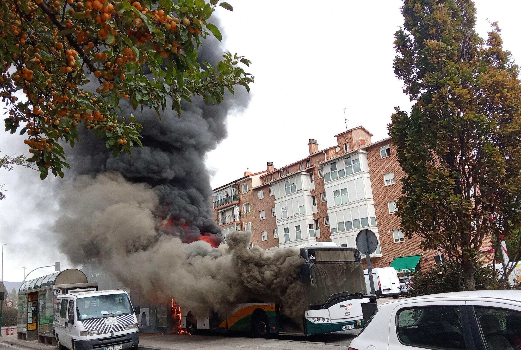 Fotos de la villavesa ardiendo en Berriozar