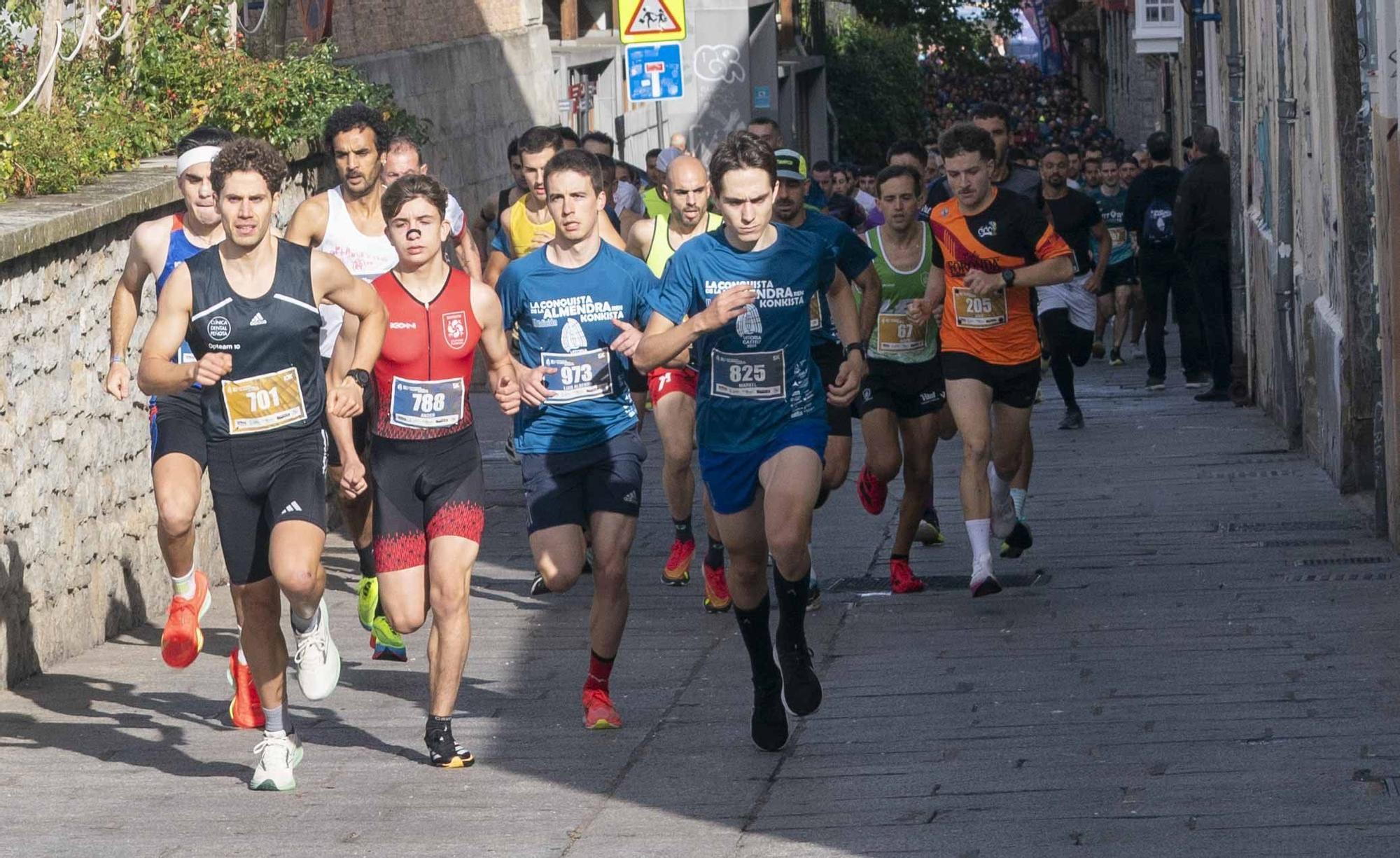 En imágenes: Un millar de corredores atraviesan la almendra