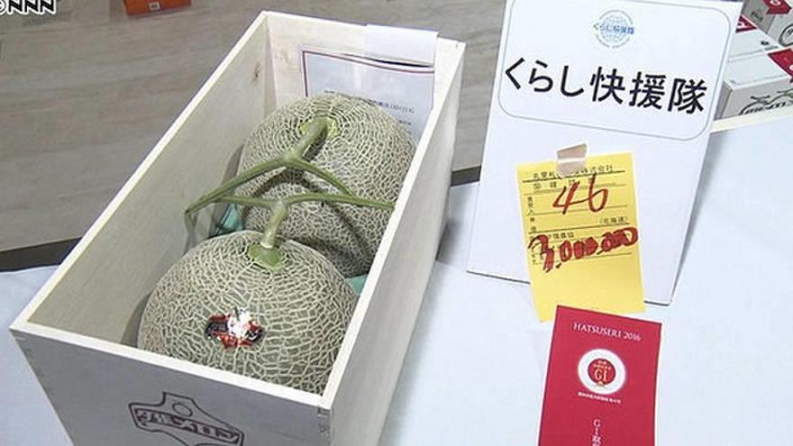 Los carísimos melones de Yubari, presentados en una caja.