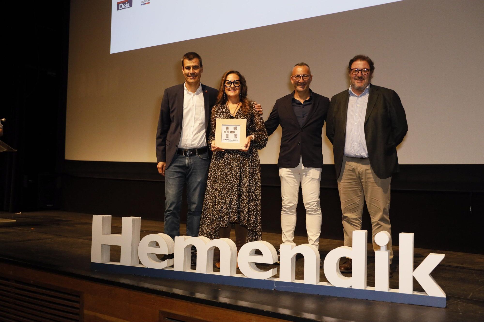 El alcalde de Trapagaran, Miguel Ángel Gómez Viar y Antonio Seco de la Cámara de Comercio hicieron entrega del premio a Jon Oyanguren y María José Sáez de Centro Óptico Trapaga.