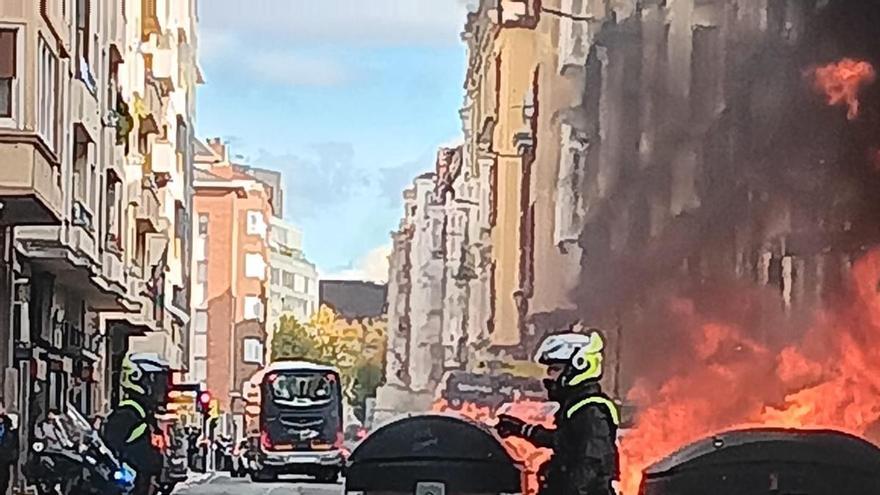 Arden tres contenedores entre la calle dato y la calle florida