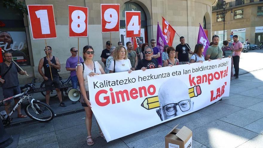 LAB entrega cerca de 2.000 firmas para exigir el cese del consejero Gimeno