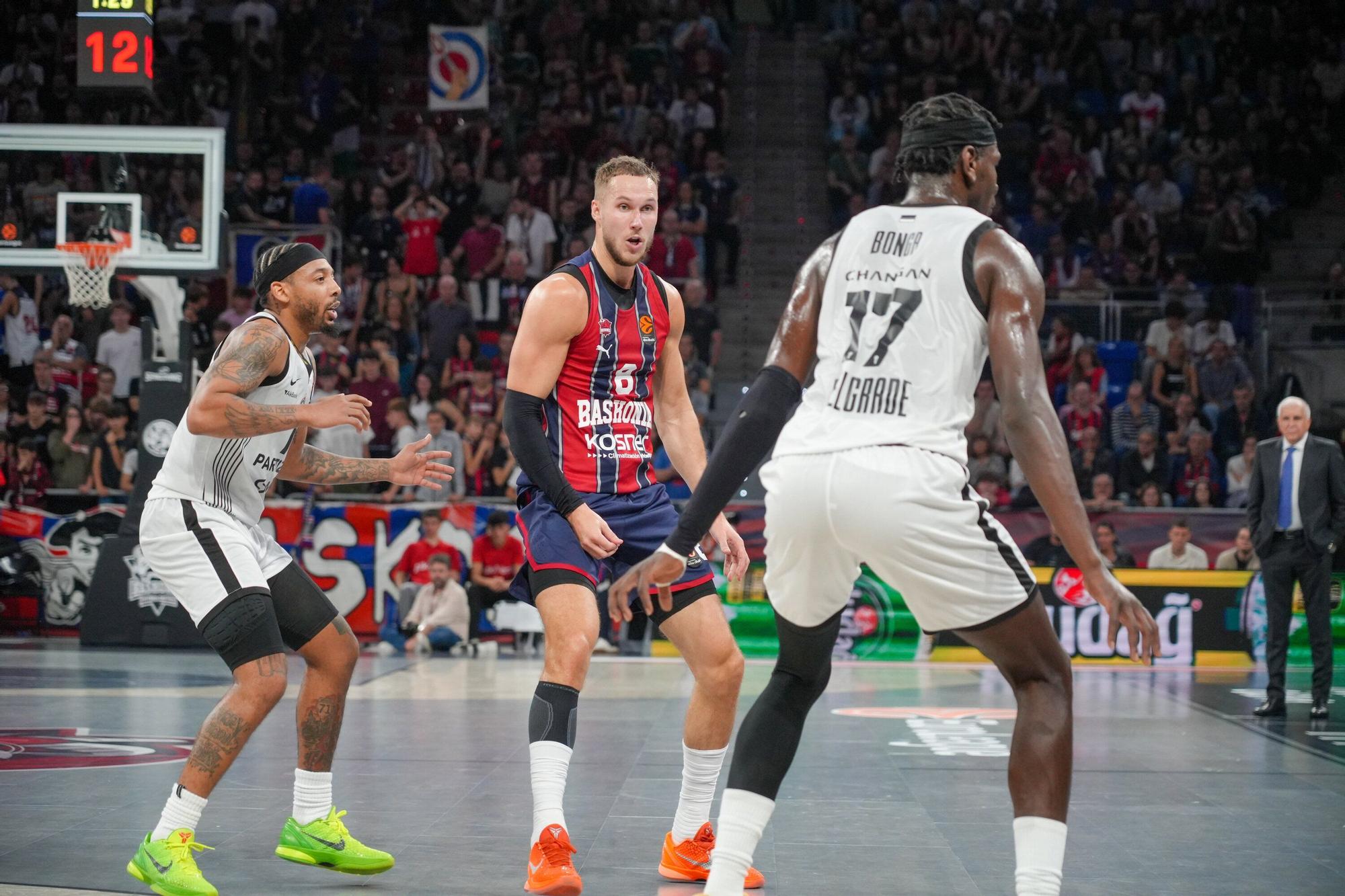 Todas las fotos del Baskonia-Partizan en el Buesa Arena