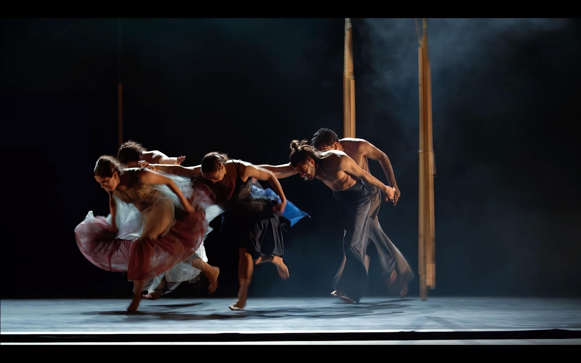 Los bailarines logran una poderosa puesta en escena.