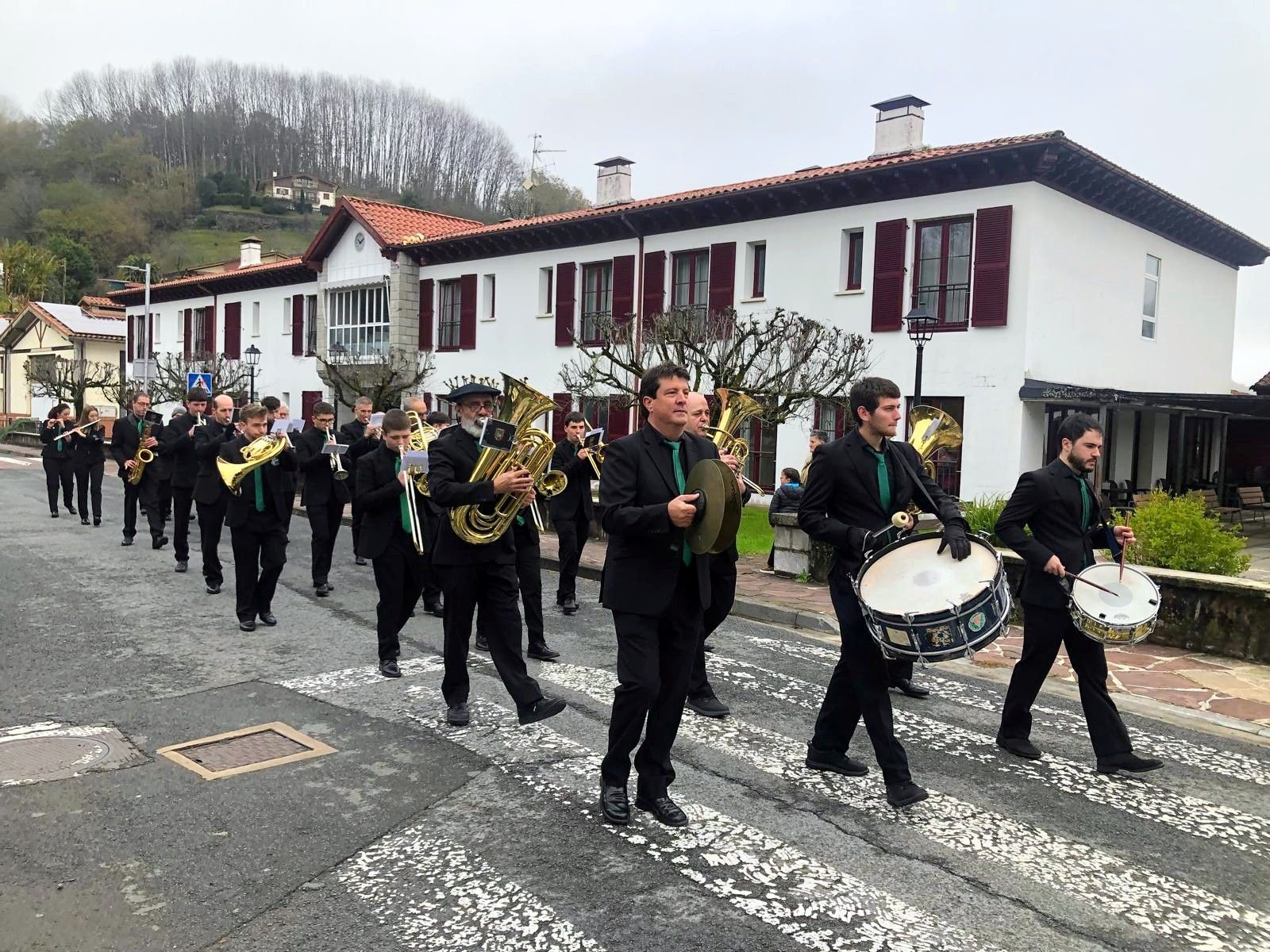 Las calles se llenan de música por santa Cecilia en Baztan-Bidasoa