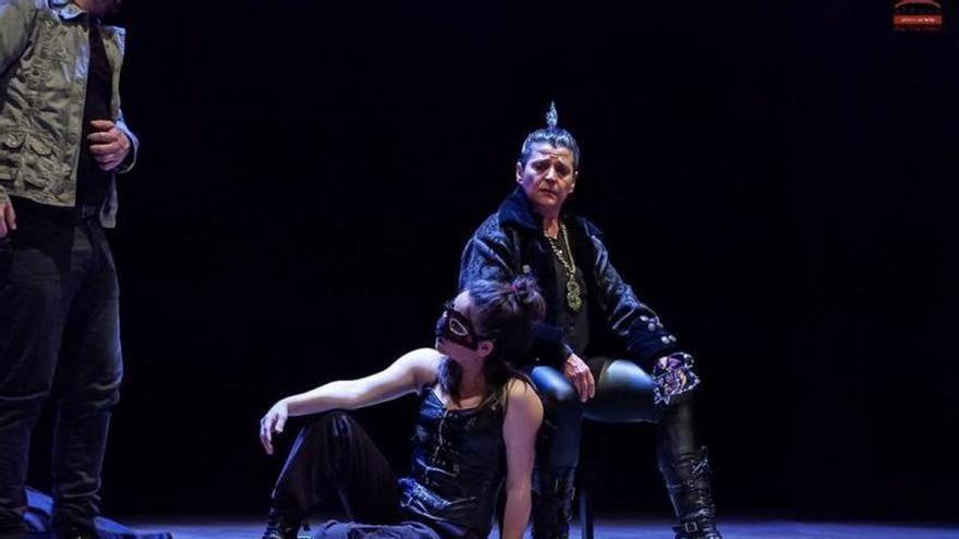 Skené visita Dulantzi para presentar su montaje ‘Antígona’