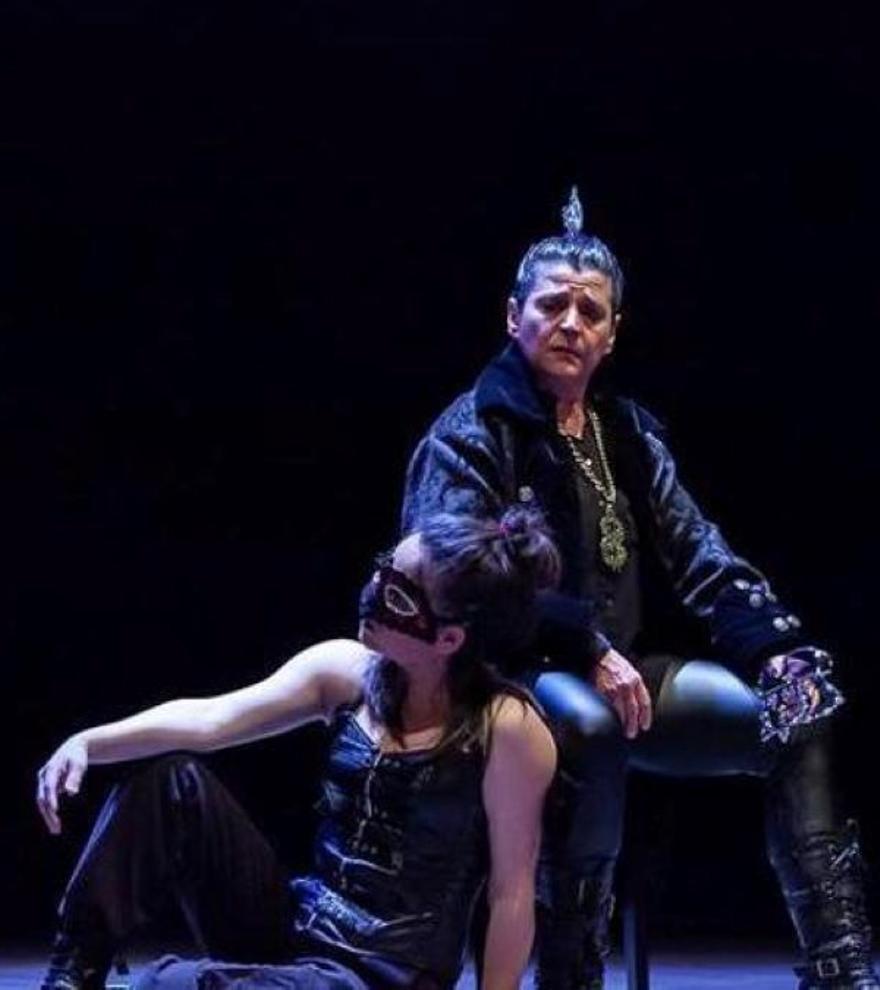 Skené visita Dulantzi para presentar su montaje ‘Antígona’