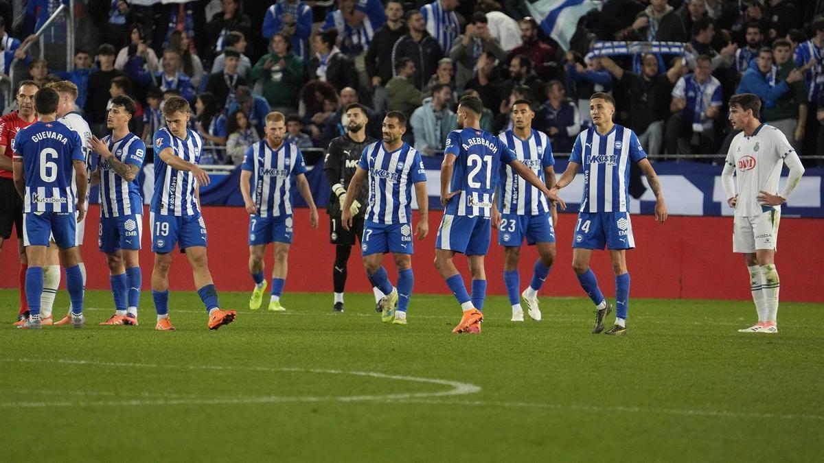 Los jugadores del Alavés al término del partido contra el Espanyol en Mendizorroza