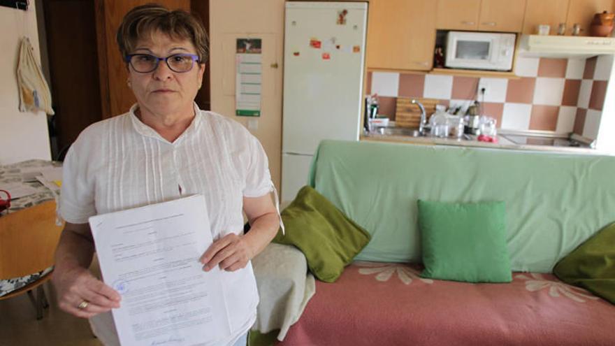 Antonia muestra el contrato que firmó con el Ayuntamiento en 2007 para continuar en el piso.