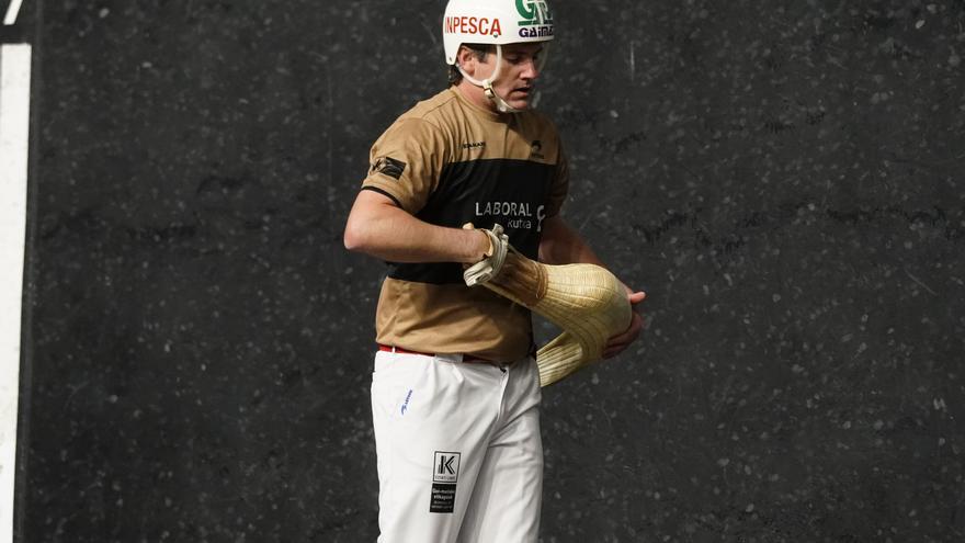 Aritz Erkiaga acecha a Unai Lekerika en la Jai Alai League
