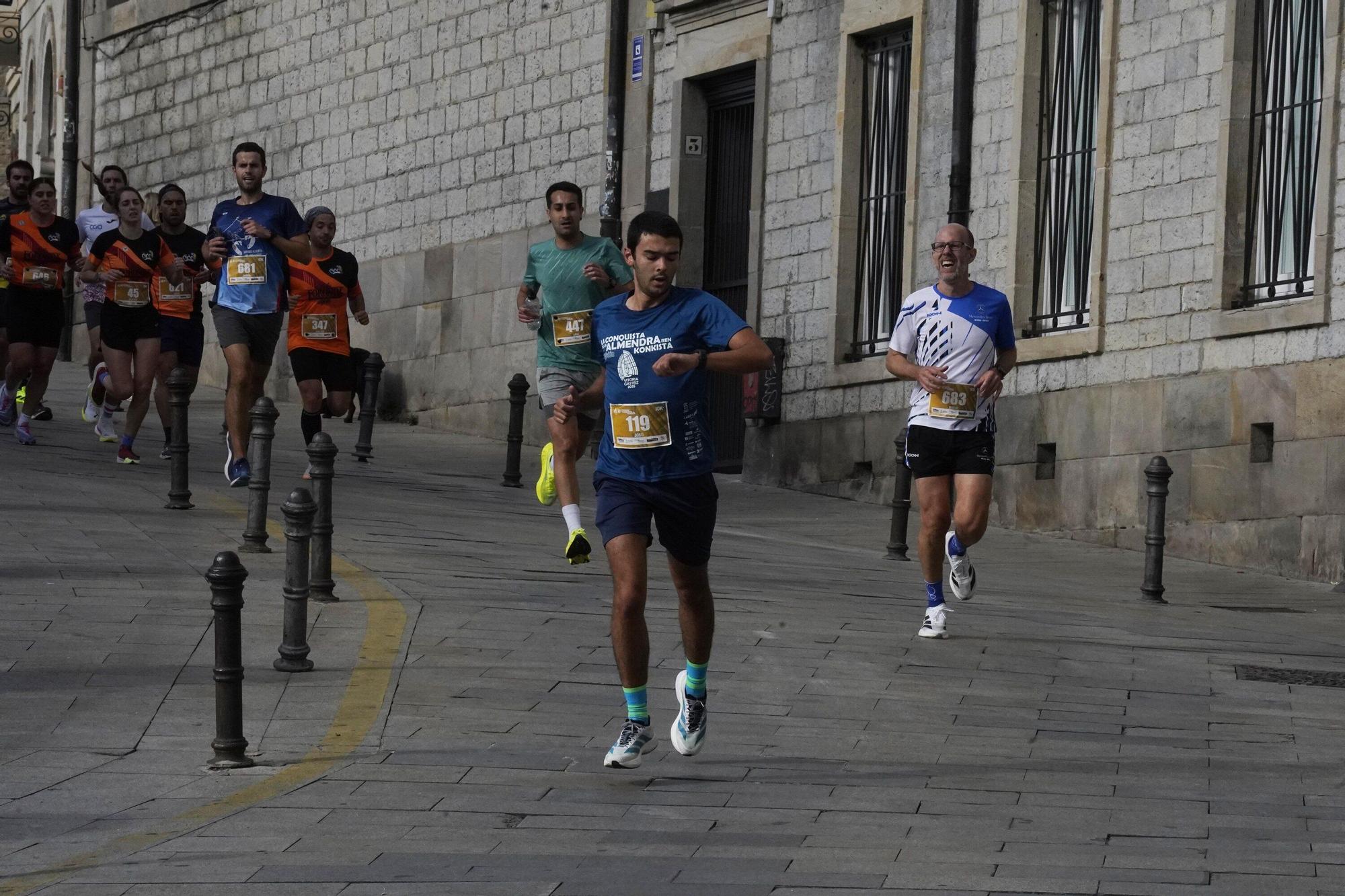 En imágenes: Miles de personas conquistan la Almendra de Gasteiz