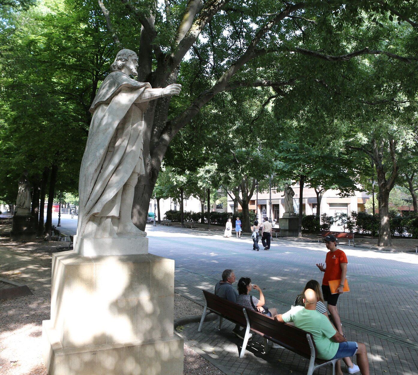 Otro de los reyes que flanquean el paseo de Sarasate.