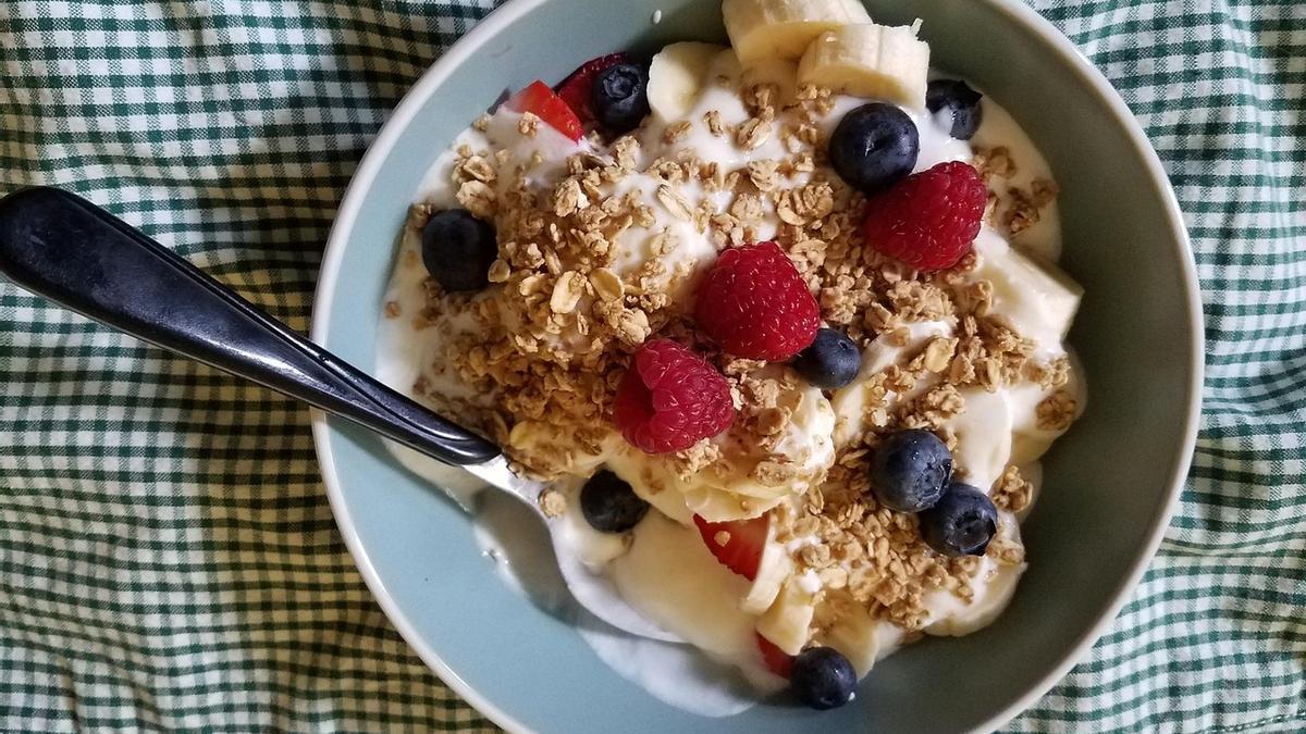 Para cuidar la microbiota es aconsejable incorporar probióticos naturales como kéfir y frutos rojos.