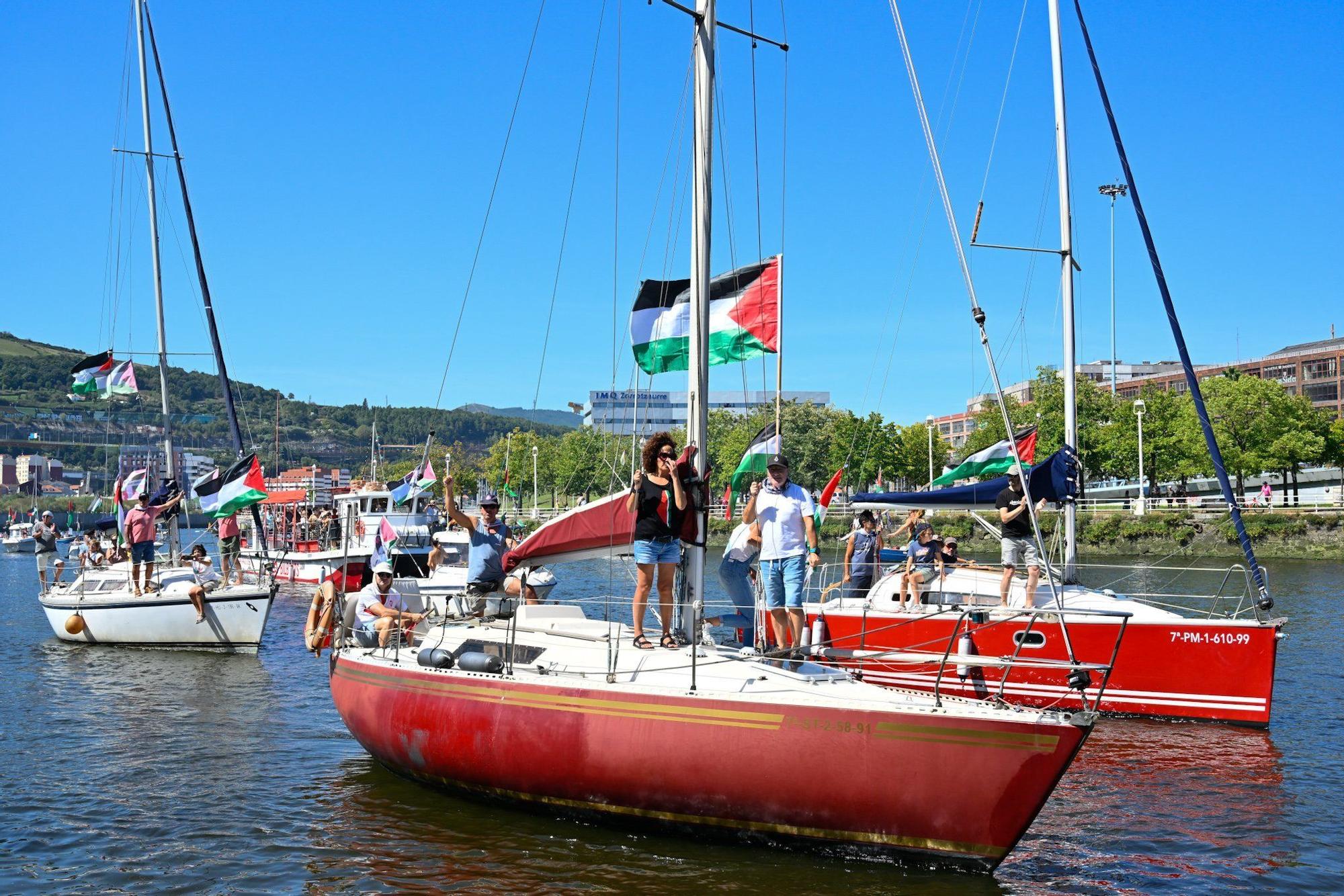 En imágenes: marcha marítima por la ría en solidaridad con Palestina desde Santurtzi
