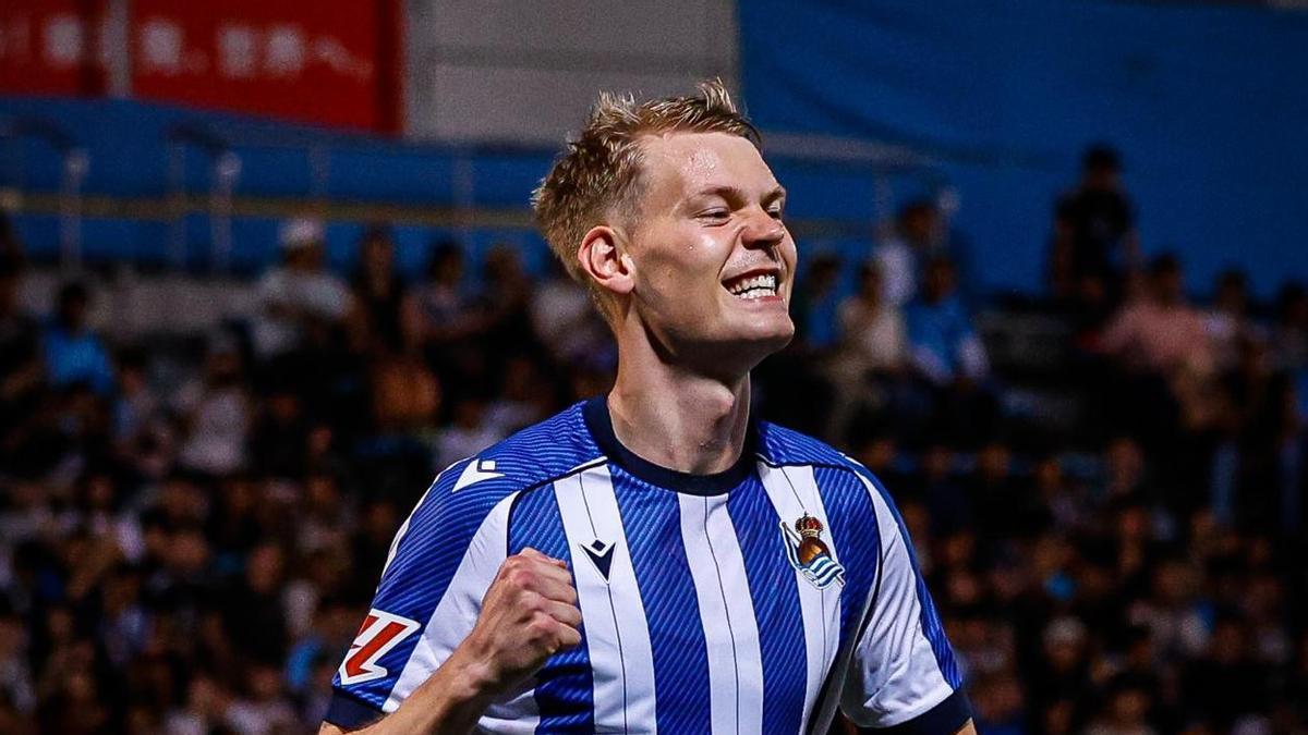 El delantero de la Real Sociedad Orri Óskarsson celebra uno de los dos goles al Yokohama FC