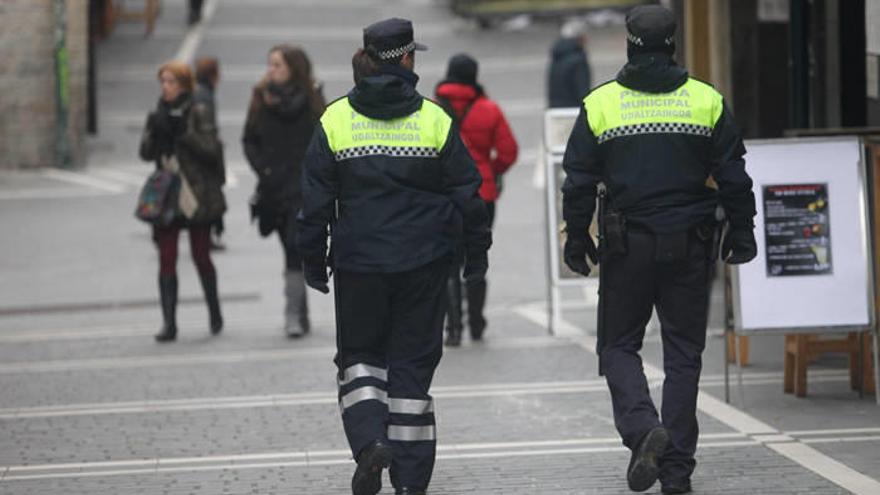 Agentes de la Policía Municipal de Pamplona pasean por el Casco Viejo.