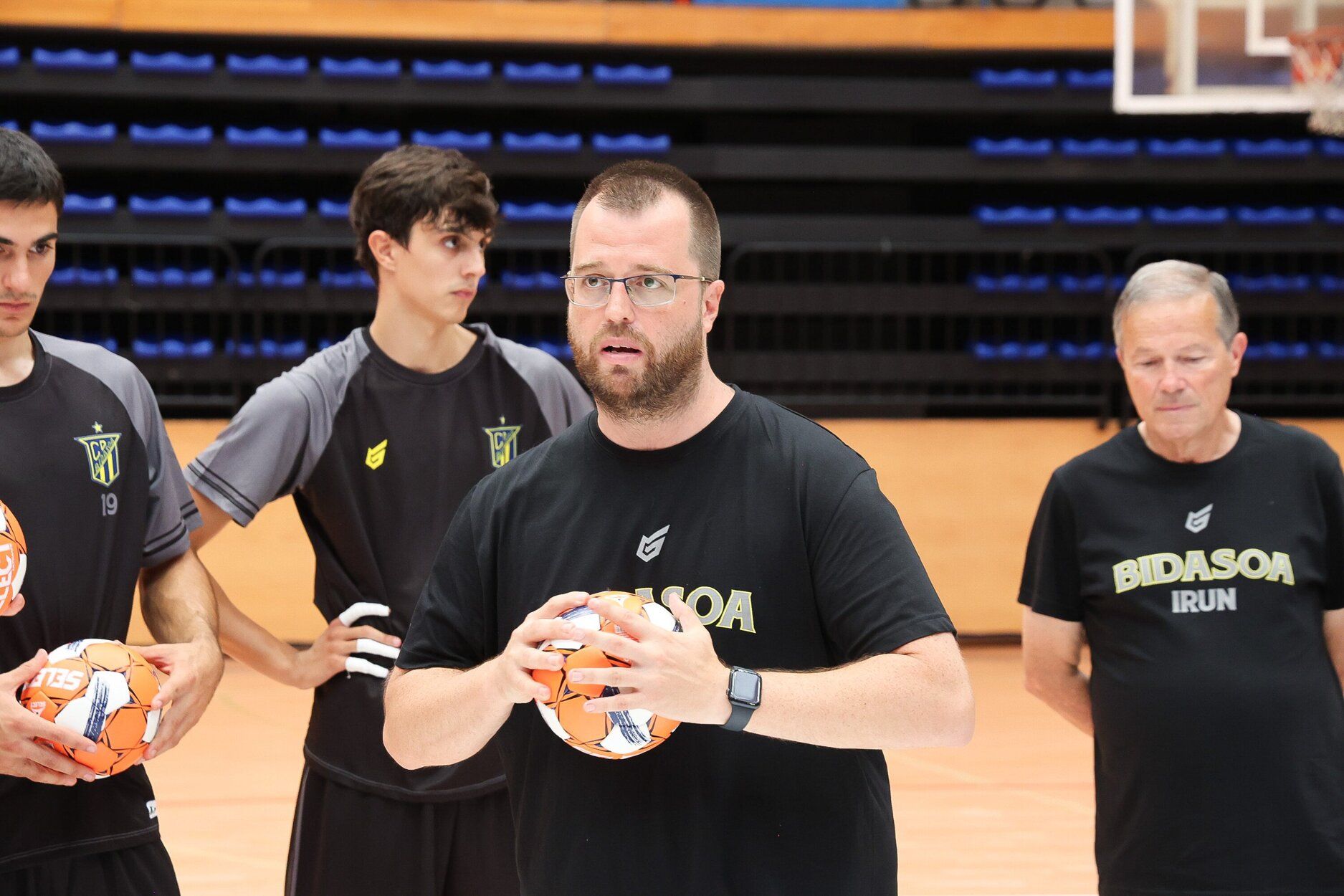 El entrenador del Irudek Bidasoa Irun, Álex Mozas, durante un entrenamiento.