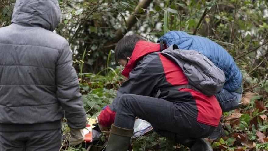 La Ertzainza rastrea la zona donde fue hallada el cuerpo de la joven.