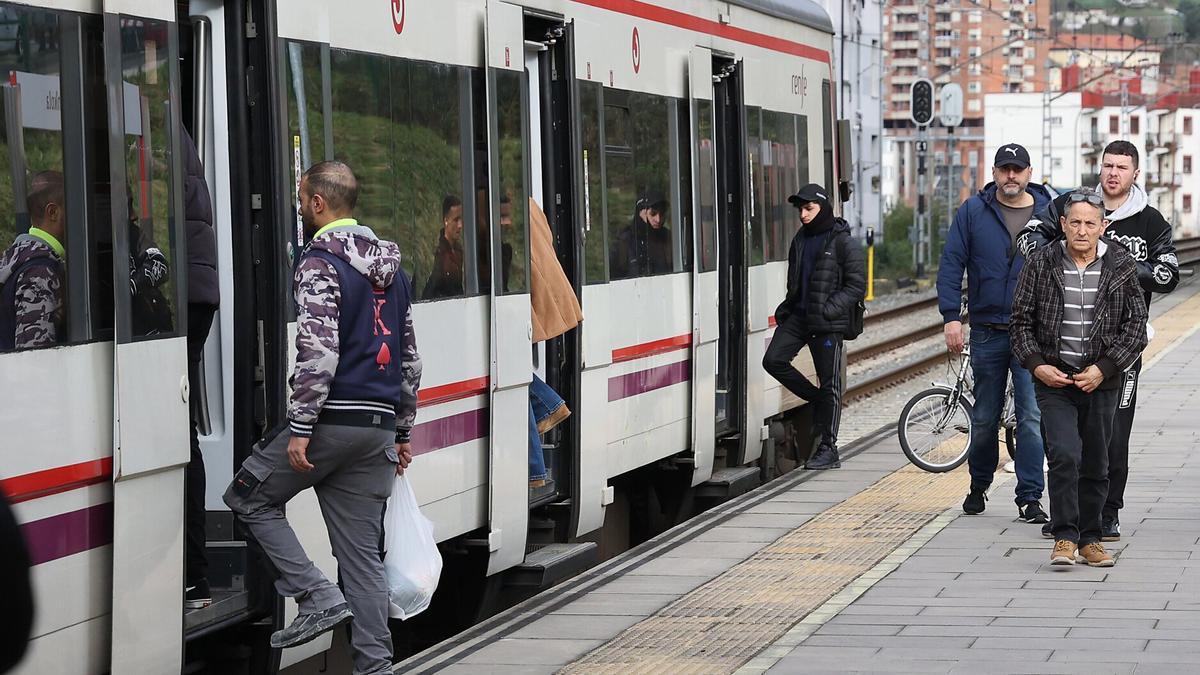 Pasajeros entrando en la estación de Herrera, en Donostia.