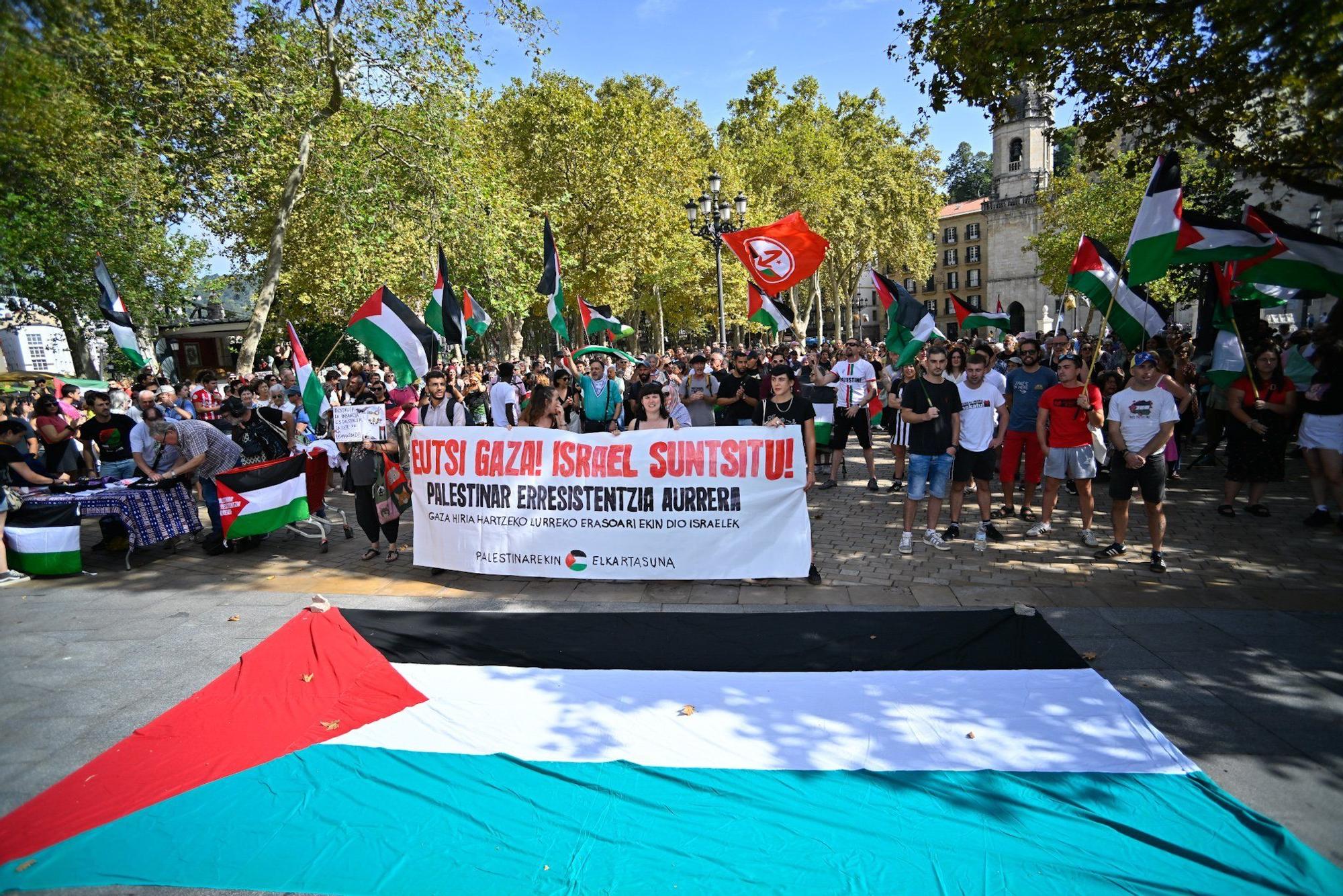 En imágenes: Más de 300 personas se concentran en El Arenal para denunciar el ataque terrestre sobre la ciudad de Gaza