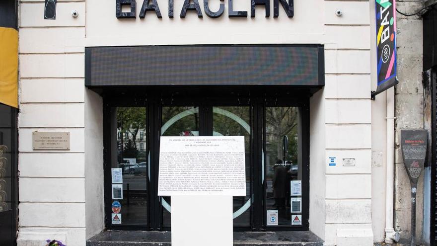 Homenaje a las víctimas del 13-N ante la sala Bataclan.