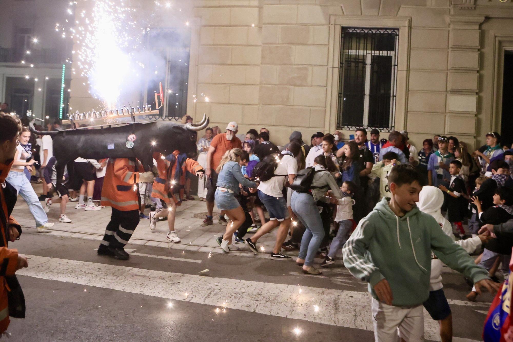 Toros de fuego en la calle Olaguibel