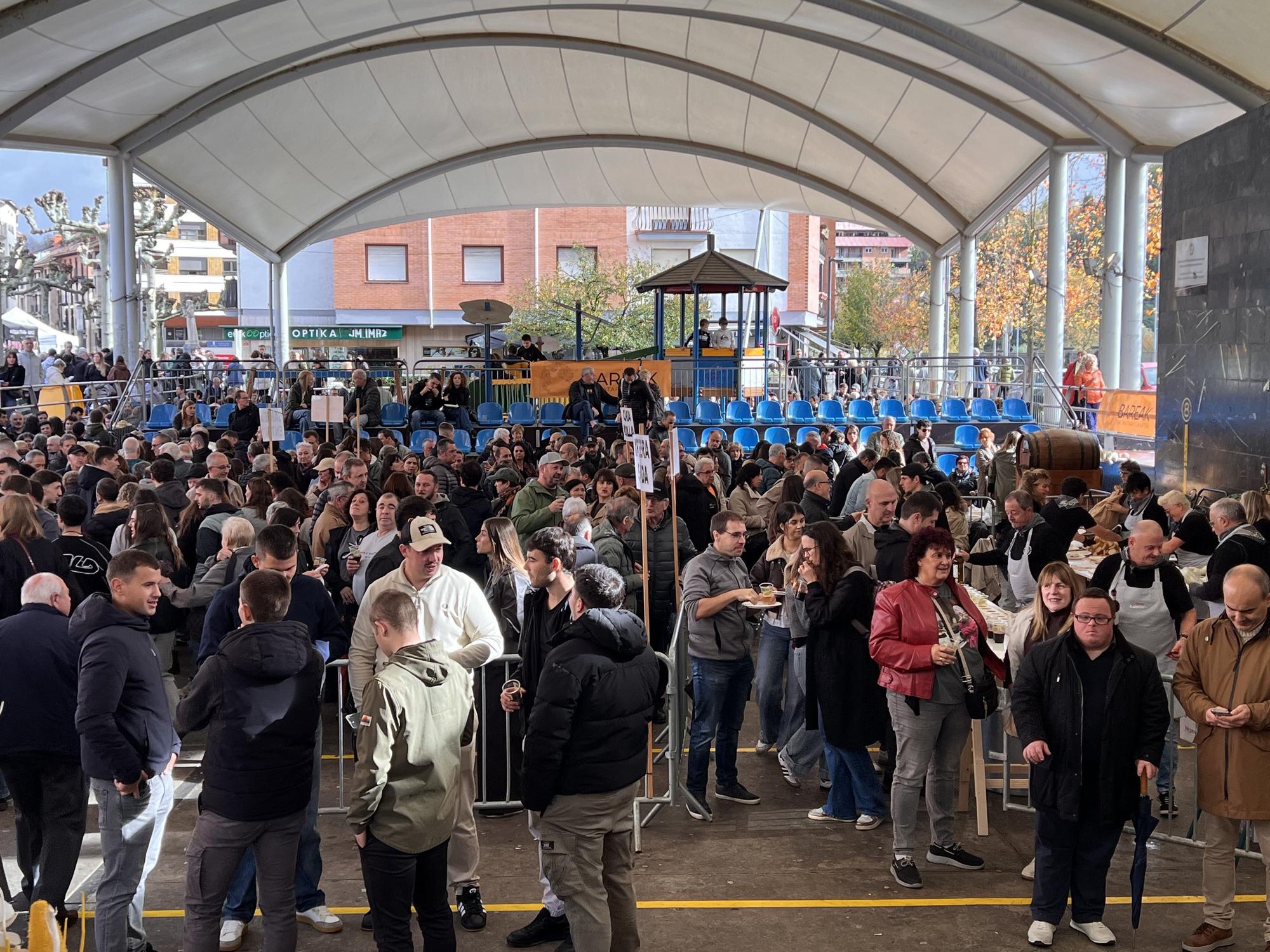 Pese a la lluvia, Beasain disfruta de su morcilla