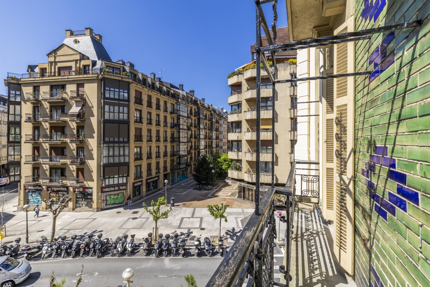 Magnífica propiedad en venta ubicada en un edificio señorial, situada en una de las zonas más elegantes del céntrico barrio de Gros