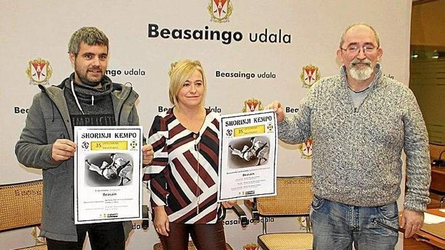 Alvaro Calvo, Elena Ruiz eta Juan Lasa, Shorinji Kempo jardunaldiaren aurkezpenean.