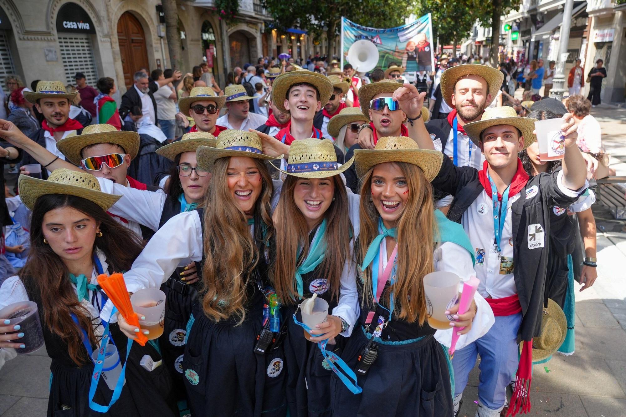 En imágenes: Blusas y neskas desfilan en el primer paseíllo