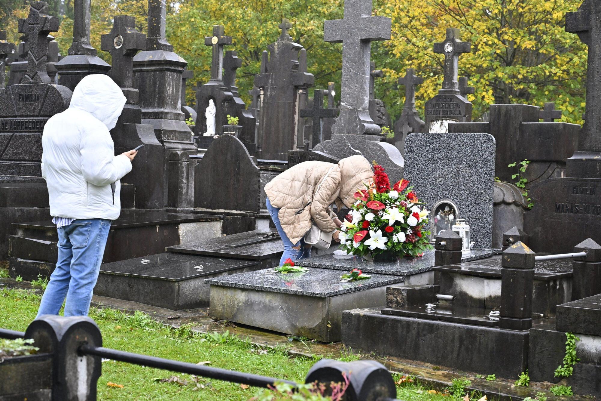 En imágenes: así se vive el día de Todos los Santos en el cementerio de Bilbao