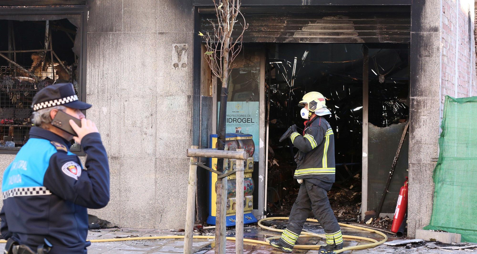 El alcalde de Pamplona visita la zona afectada por el incendio en la Rochapea