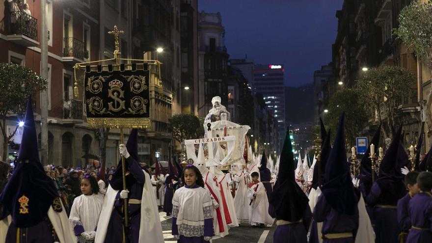 Las cofradías de Bilbao se felicitan del aumento de público en las procesiones pese a la lluvia