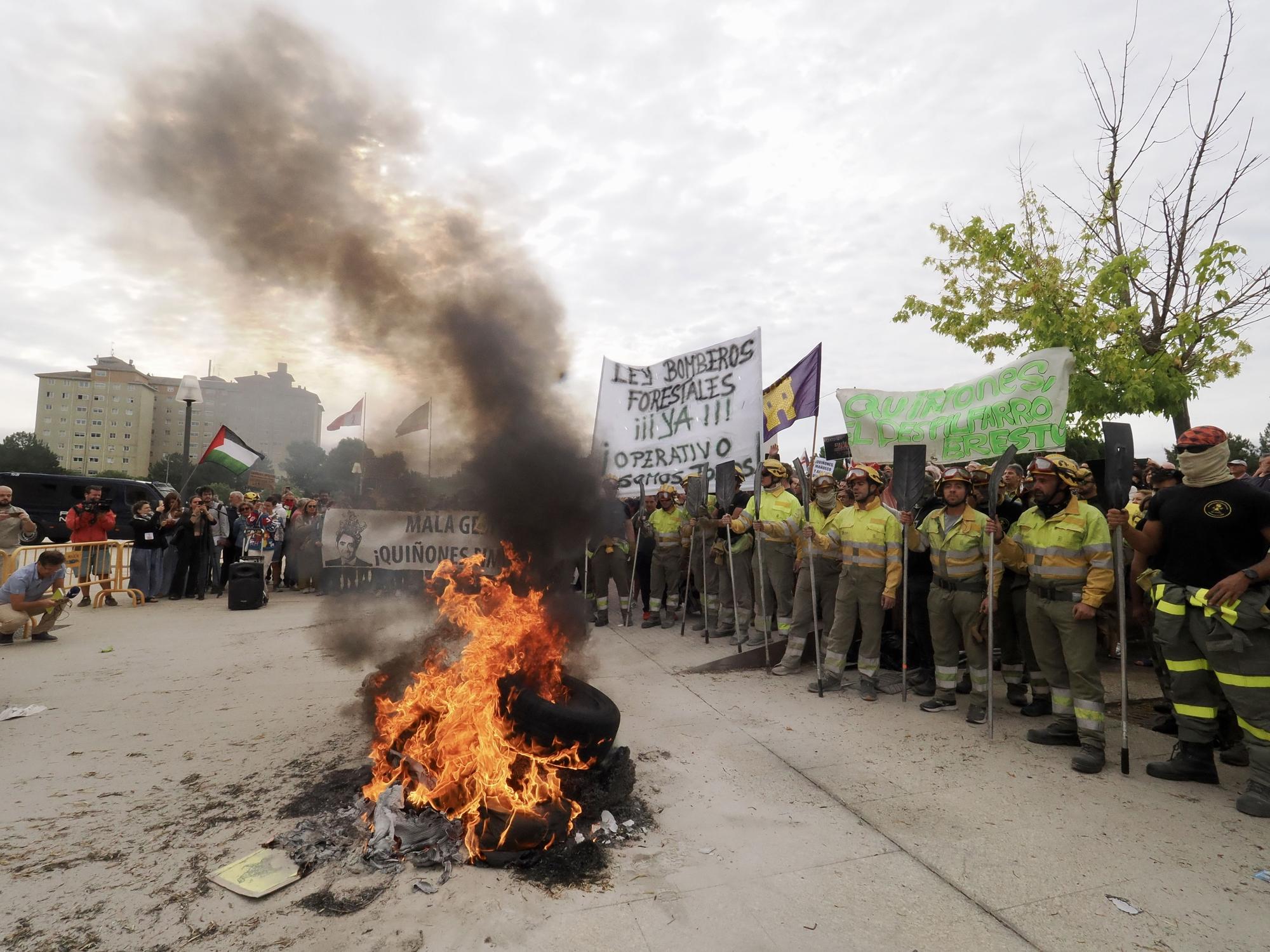 Bomberos forestales protestan frente a las Cortes de Castilla y León durante la comparecencia de Mañueco
