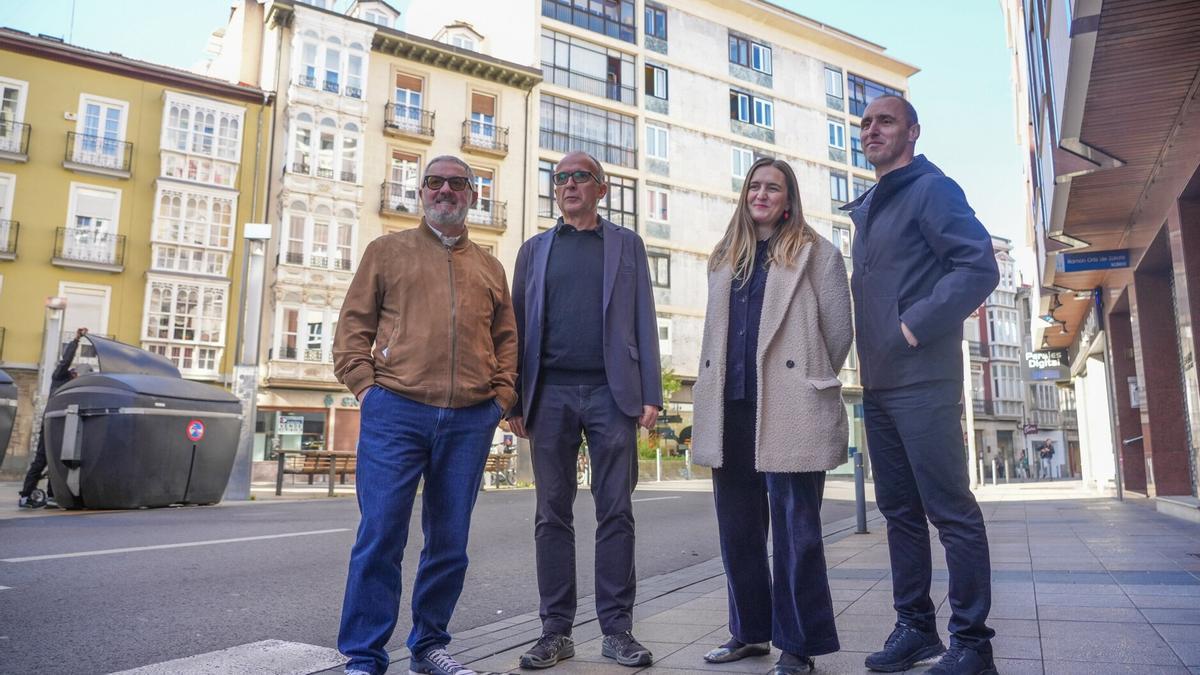 Asistentes a la colocación de la placa.