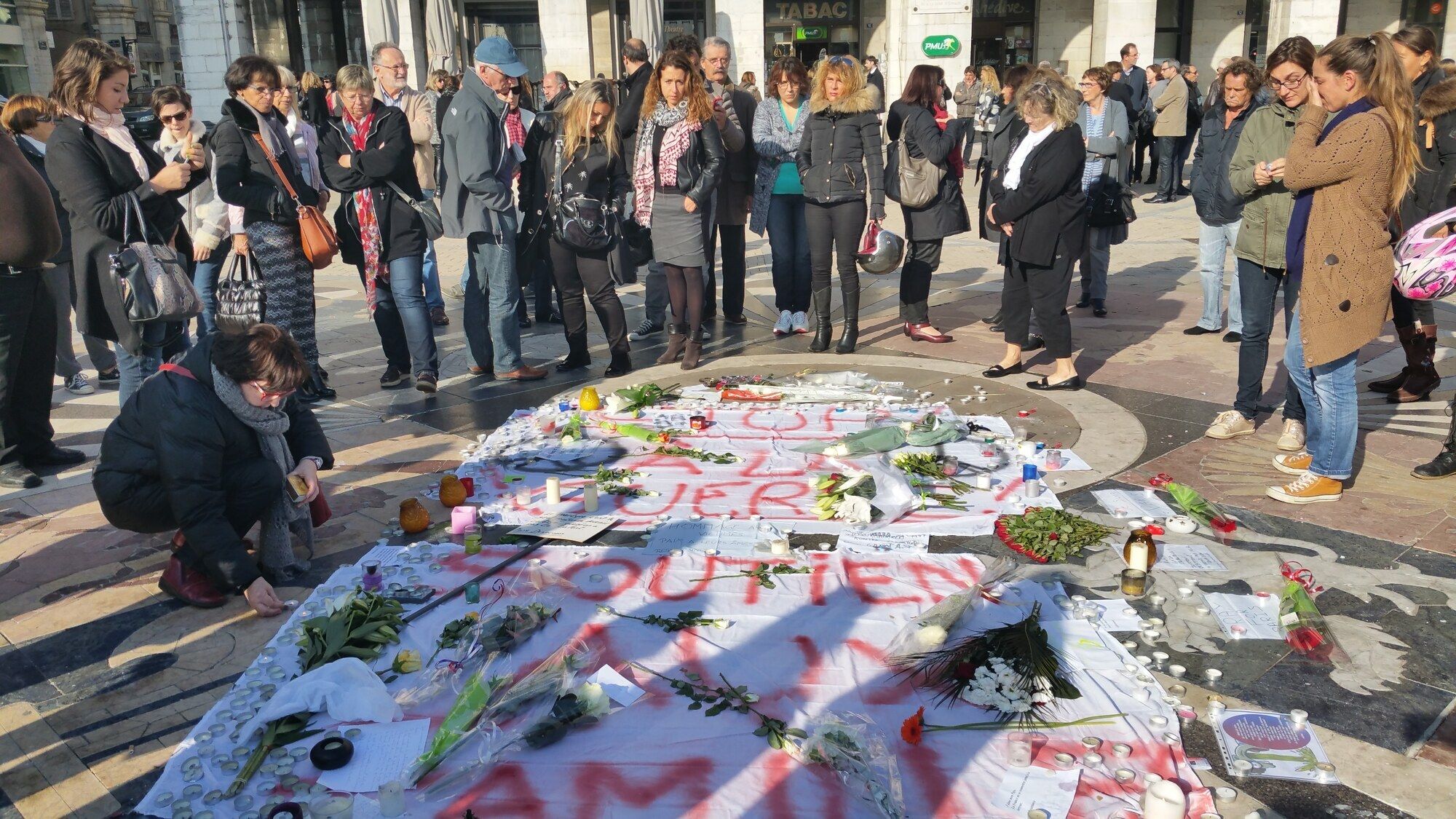 Francia recuerda a las víctimas de los atentados del 13N