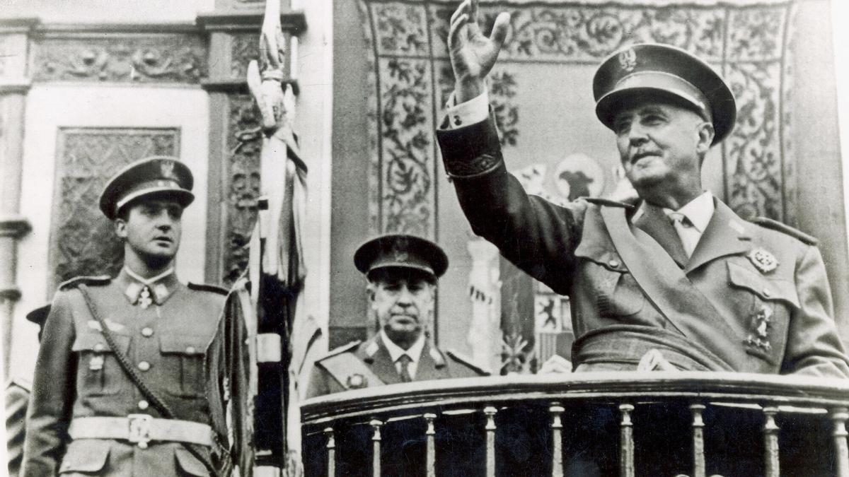 El príncipe Juan Carlos de Borbón, ante Francisco Franco
