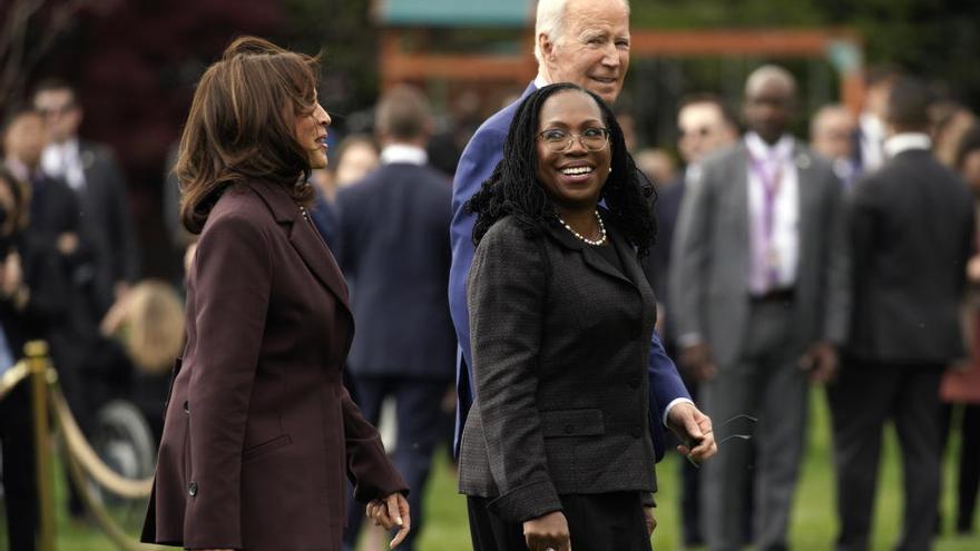 La jueza Ketanji Brown Jackson flanqueada por Kamala Harris y Joe Biden