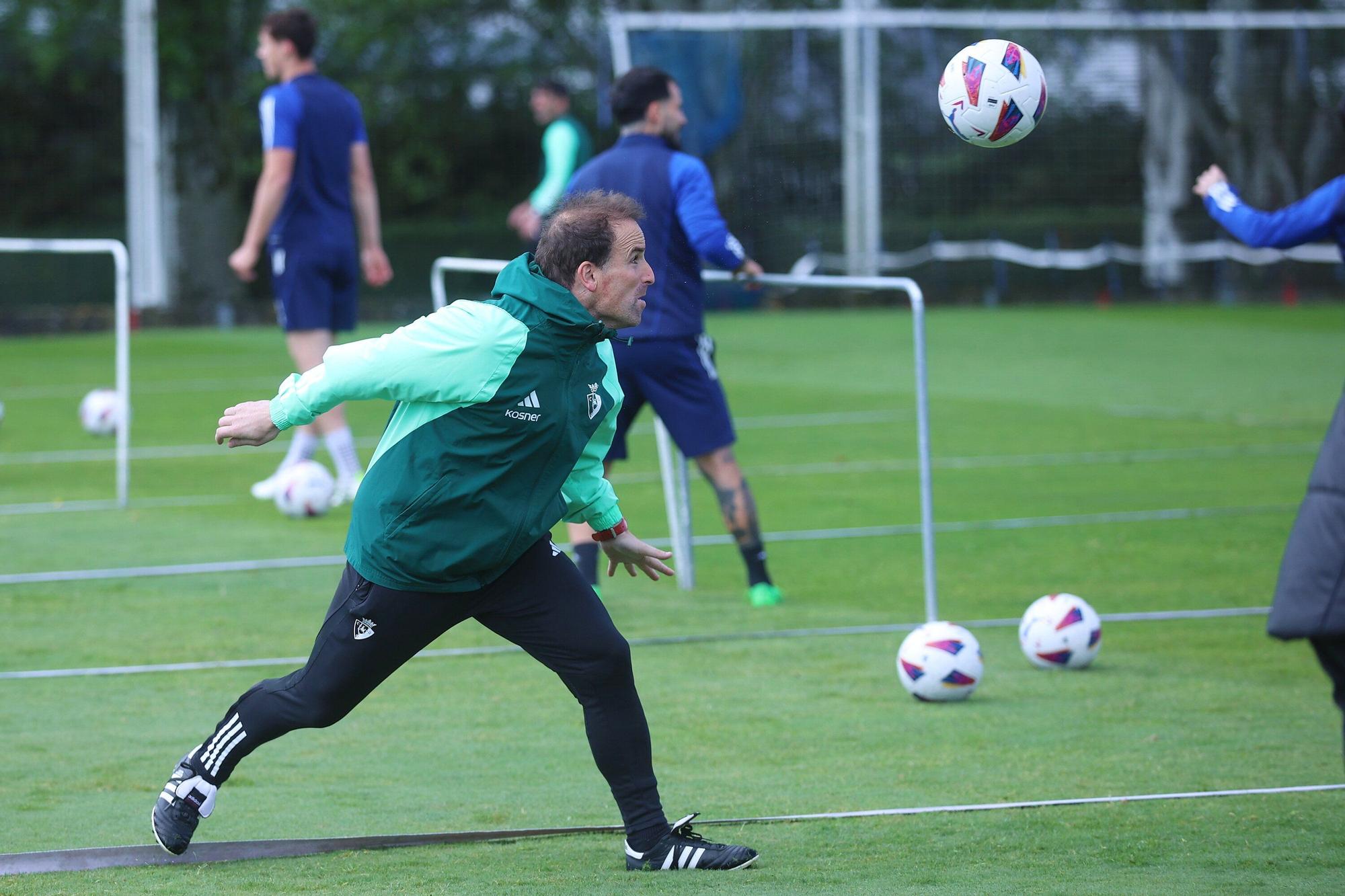 Jagoba Arrasate, 'uno más' en el ejercicio de fútbol - tenis en Tajonar