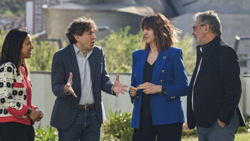 Sara Buesa, Eneko Andueza, Idoia Mendia y Alfonso Gurpegi, ayer frente al Museo Guggenheim. Sara Buesa, Eneko Andueza, Idoia Mendia y Alfonso Gurpegi, ayer frente al Museo Guggenheim.
