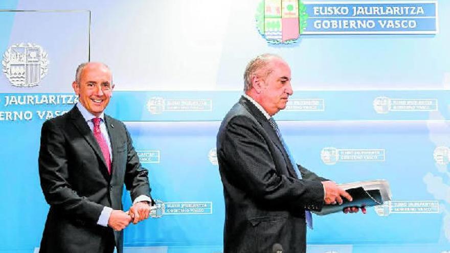 Los consejeros Josu Erkoreka e Iñaki Arriola, ayer en la rueda de prensa posterior al Consejo de Gobierno.