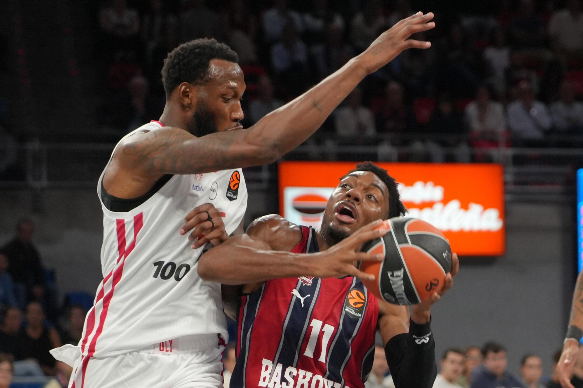 Todas las imágenes del Baskonia - Olympiacos en el Buesa Arena