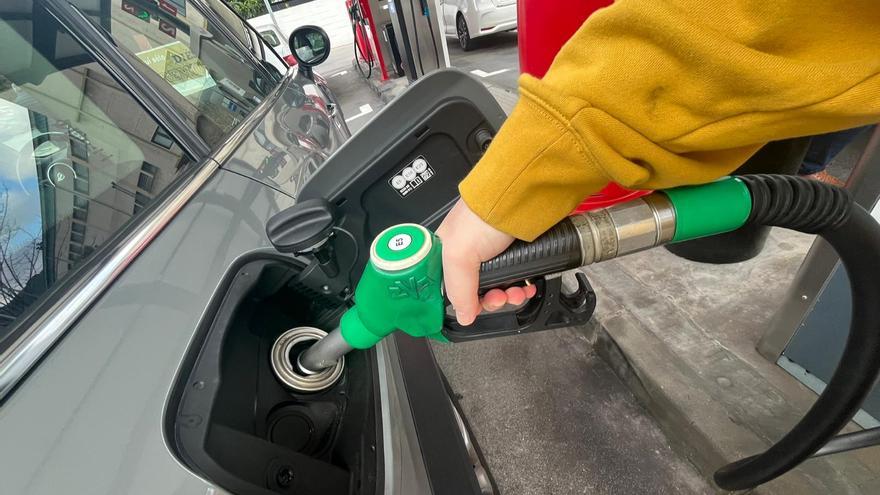 El litro de gasolina y de diésel ya rebasa los 2 euros: consulta las gasolineras más baratas