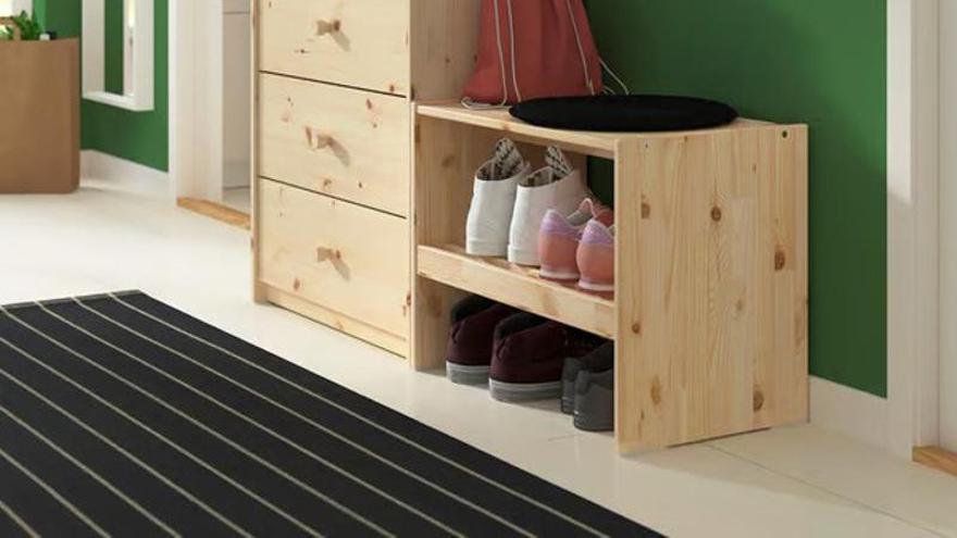 Vista del banco zapatero de madera Raggberg de Ikea