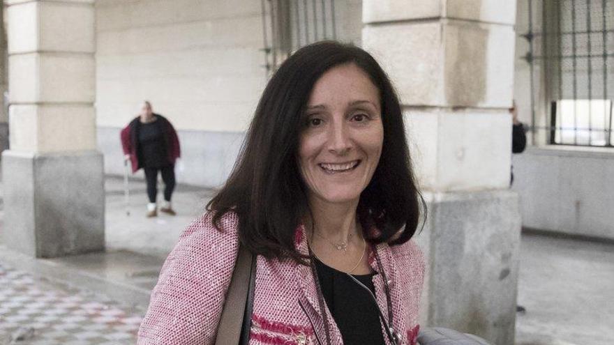 La juez María Núñez Bolaños, saliendo de los Juzgados de Sevilla.